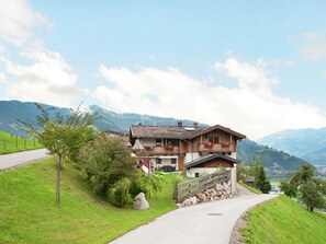 Exterior - Sunny Alpine Apartment by the Slopes (Kaprun)
