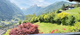 Sunny Alpine Apartment by the Slopes