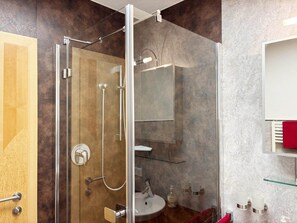 Shower - Sunny Alpine Apartment by the Slopes (Kaprun)