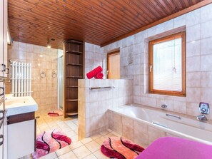 Bathtub, bidet