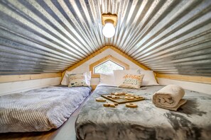 1 bedroom, free WiFi, bed sheets - Loft Cabin with hot tub, fire pit, fishing, hiking (Bluff Dale)