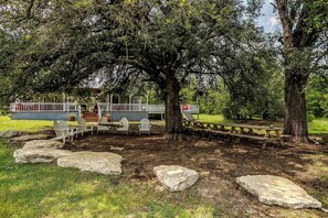 Outdoor dining - Loft Cabin with hot tub, fire pit, fishing, hiking (Bluff Dale)