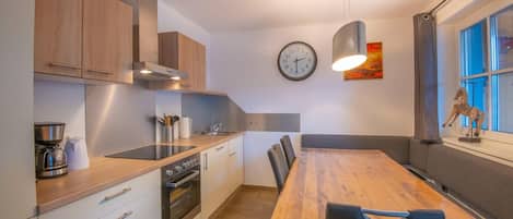 Fridge, oven, stovetop, dishwasher