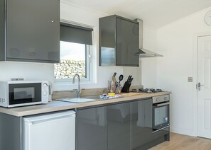 Réfrigérateur, four, plaque de cuisson, grille-pain