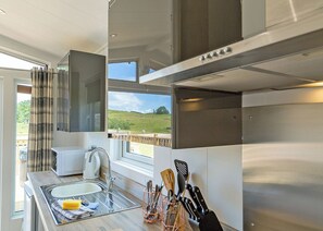 Fridge, oven, stovetop, toaster - 1 bedroom accommodation in Hutton Rudby, Yarm (Hutton Rudby, Yarm)