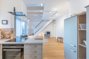 Fridge, microwave, oven, stovetop - Penthouse Tine vacation apartment in Husum for up to 3 people (Husum)