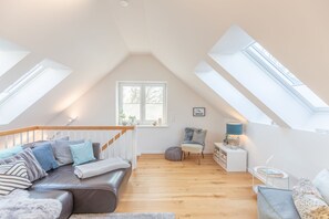 TV, stereo - Penthouse Tine vacation apartment in Husum for up to 3 people (Husum)