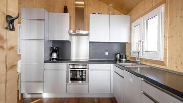 Frigorifero, microonde, forno, piano cottura