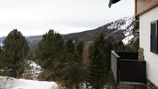 A mountain cabin with a view of snow-covered slopes and dense forest. - Chalet in Turracher Höhe near Ski Slopes (Turracher Höhe)
