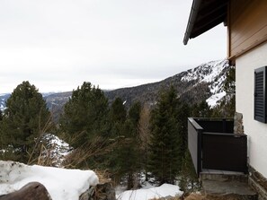 A mountain cabin with a view of snow-covered slopes and dense forest. - Chalet in Turracher Höhe near Ski Slopes (Turracher Höhe)