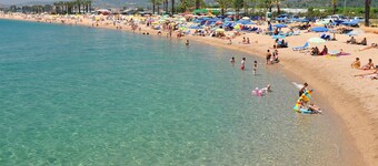 VillaBarcelonaCoast-POOL, BBQ, A/C,Beaches (5' by car), Barcelona (25' min),WIFI