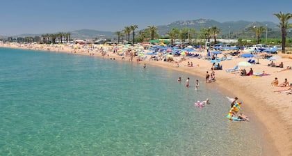 VillaBarcelonaCoast-POOL, BBQ, A/C,Beaches (5' by car), Barcelona (25' min),WIFI