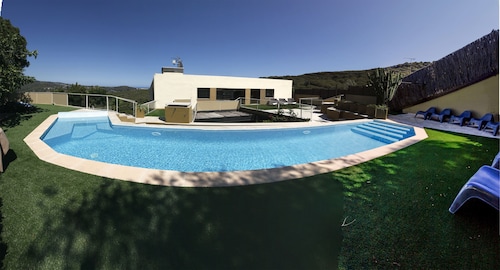 VillaBarcelonaCoast-POOL, BBQ, A/C,Beaches (5' by car), Barcelona (25' min),WIFI