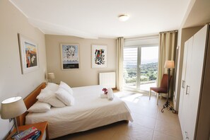 9 bedrooms, in-room safe, iron/ironing board, travel crib