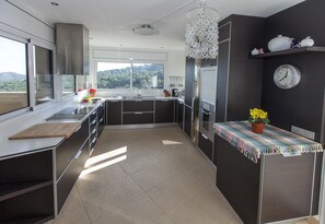 Fridge, microwave, oven, stovetop - VillaBarcelonaCoast-POOL, BBQ, A/C,Beaches (5' by car), Barcelona (25' min),WIFI (Argentona)