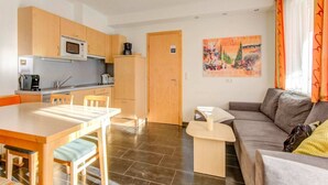 A compact living space with a kitchenette, a dining area, and a seating area. - Inviting Apartment in Fiss in the Mountains (Fiss)