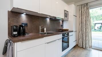 Fridge, oven, stovetop, dishwasher