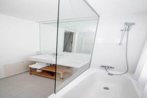 Tina con regadera y secadora de cabello 