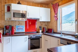 Coffee/tea maker, fridge, microwave, stovetop