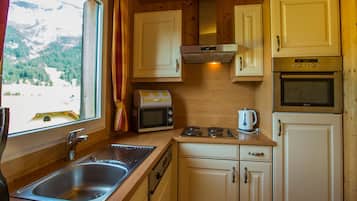 Réfrigérateur, micro-ondes, plaque de cuisson, lave-vaisselle