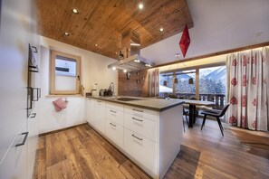 Fridge, oven, stovetop, dishwasher - Alpine Chalet Retreat in Rossberg (Neukirchen)
