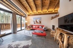 Una Smart TV, una chimenea