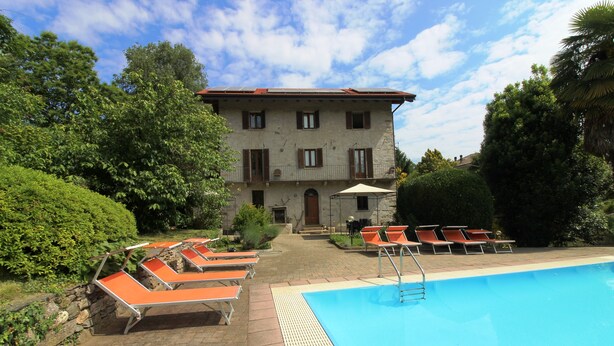 Ein Gebäude mit Schwimmbad, Außenbereich und Garten.