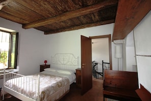 1 bedroom, travel cot, free WiFi, bed sheets