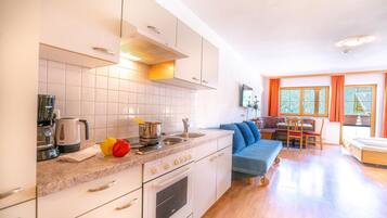 Kühlschrank, Ofen, Herdplatte, Wasserkocher mit Kaffee-/Teezubehör