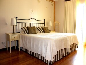 3 Schlafzimmer, Schreibtisch, Bügeleisen/Bügelbrett, kostenloses WLAN