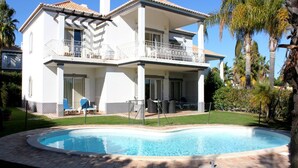A two-story house with a swimming pool, a covered patio, and a fenced backyard. - Stevens Brown Apartment, Quinta do Lago, Algarve (nº95 R/C,)