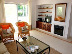 Fernseher, Kamin, DVD-Player