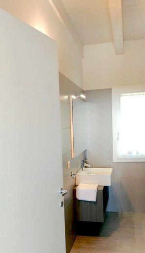 Bidet, towels