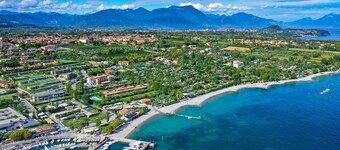 Rosa Dei Venti: 3 bedroom Deluxe, lake view, 2 pools, central location, 8 people