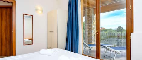 3 室のベッドルーム、WiFi (無料)、ベッドシーツ