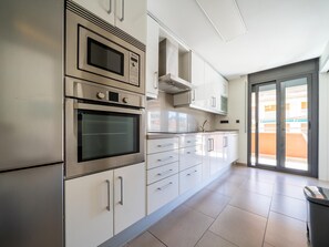 Kjøleskap, mikrobølgeovn, ovn og oppvaskmaskin