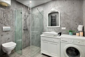 Deluxe-Apartment | Badezimmer | Handtücher