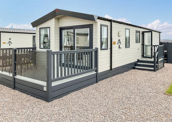 Exterior - Homely and stylish holiday home featuring your own private hot tub. (Laurenkirk)