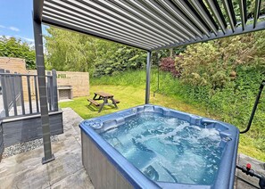 Outdoor dining - 3 bedroom accommodation in Raywell, Beverley (Raywell, Beverley)