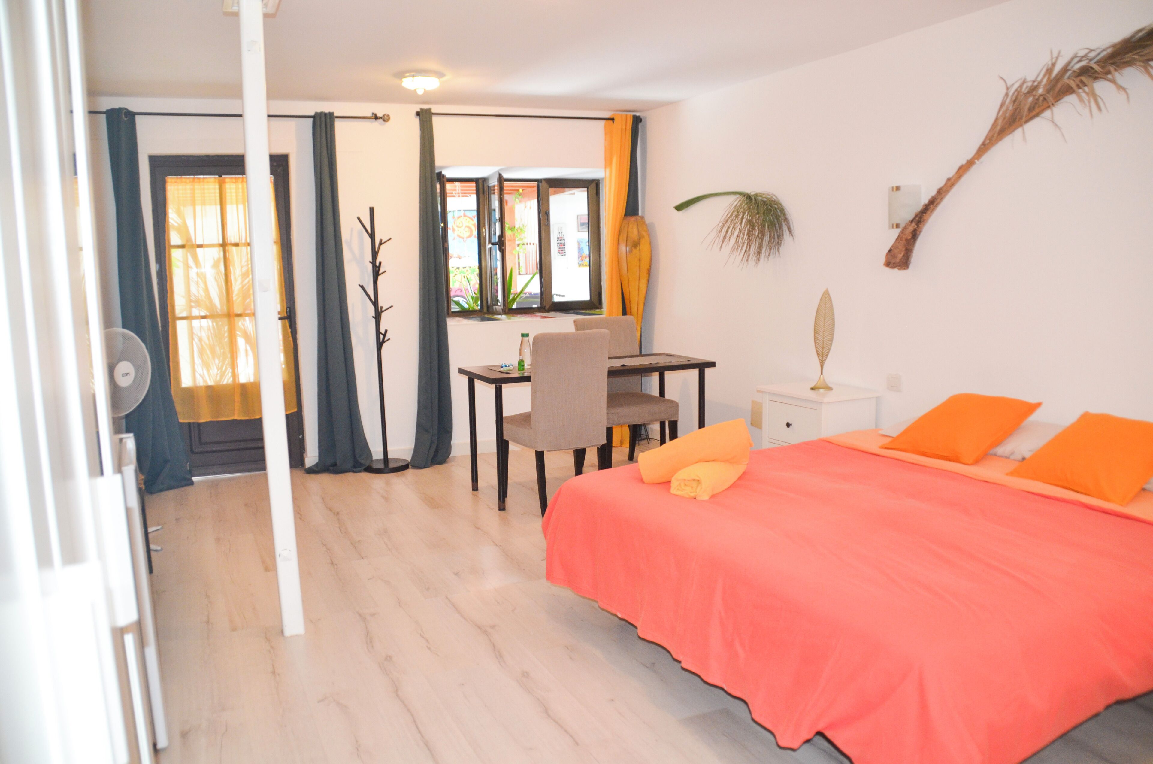 Ein Schlafzimmer mit einem Bett, einem Schreibtisch und einem Stuhl.