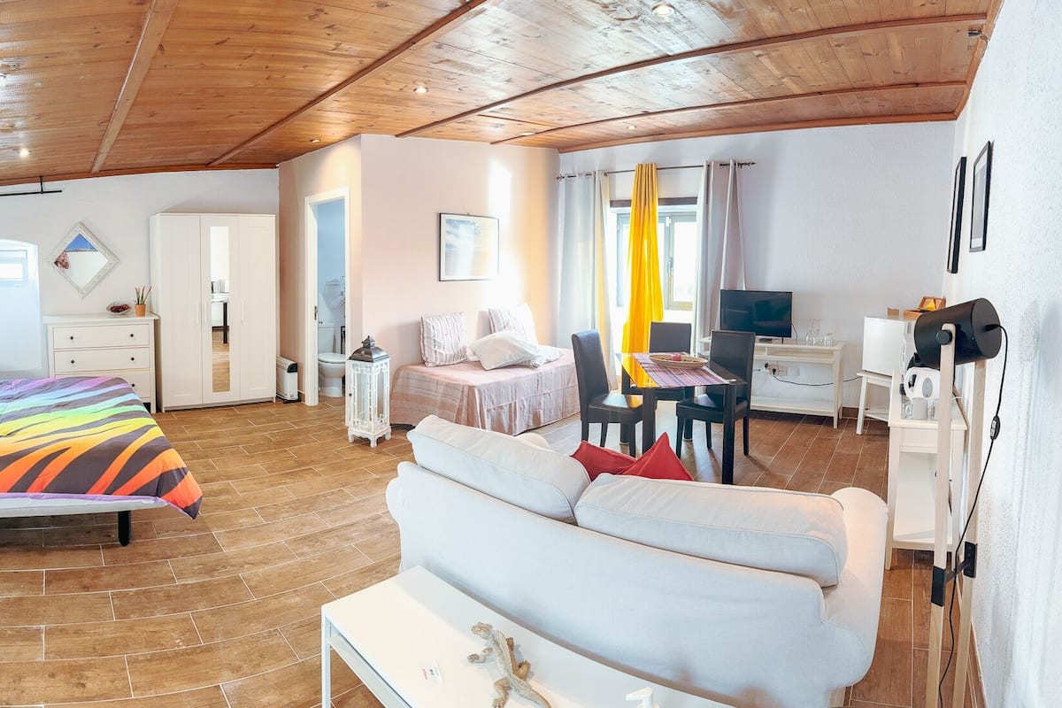 Kamar Premium | Setrika/meja setrika, Wi-Fi gratis, dan seprai linen