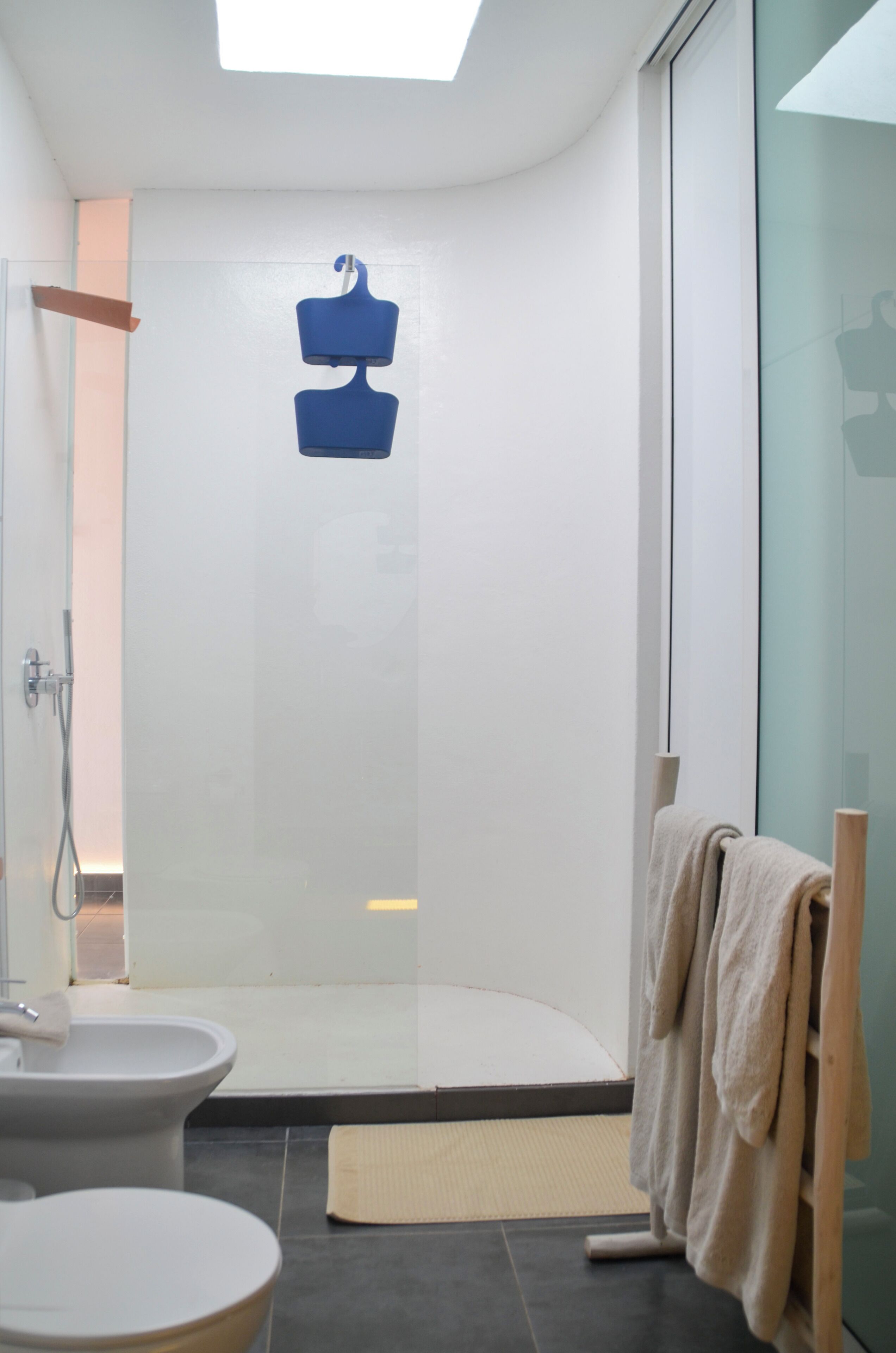 Une salle de bain moderne avec une douche à parois de verre, des toilettes et un bidet.