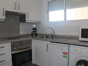 Kühlschrank, Mikrowelle, Ofen, Wasserkocher mit Kaffee-/Teezubehör