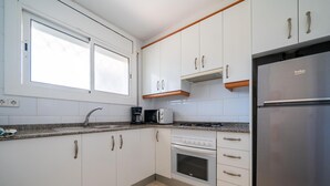 Wasserkocher mit Kaffee-/Teezubehör, Kühlschrank, Mikrowelle, Ofen