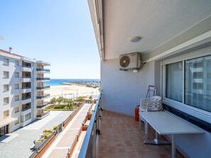 Property grounds - Seafront Apartment with Balcony, A/C, WiFi, and Parking in Torredembarra, Spain (Torredembarra)