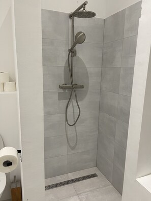 Shower, hair dryer, towels - Canal House Historic Centre Gouda (Gouda)