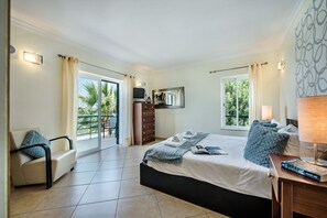 6 bedrooms, in-room safe, iron/ironing board, travel crib - Villa with Heated Pool, Tennis Court, Jacuzzi, Games Room, WIFI and AC  (Moncarapacho)