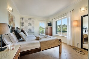 6 dormitorios, caja fuerte, tabla de planchar con plancha