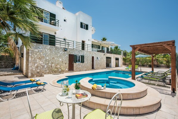 Una piscina al aire libre, una piscina climatizada