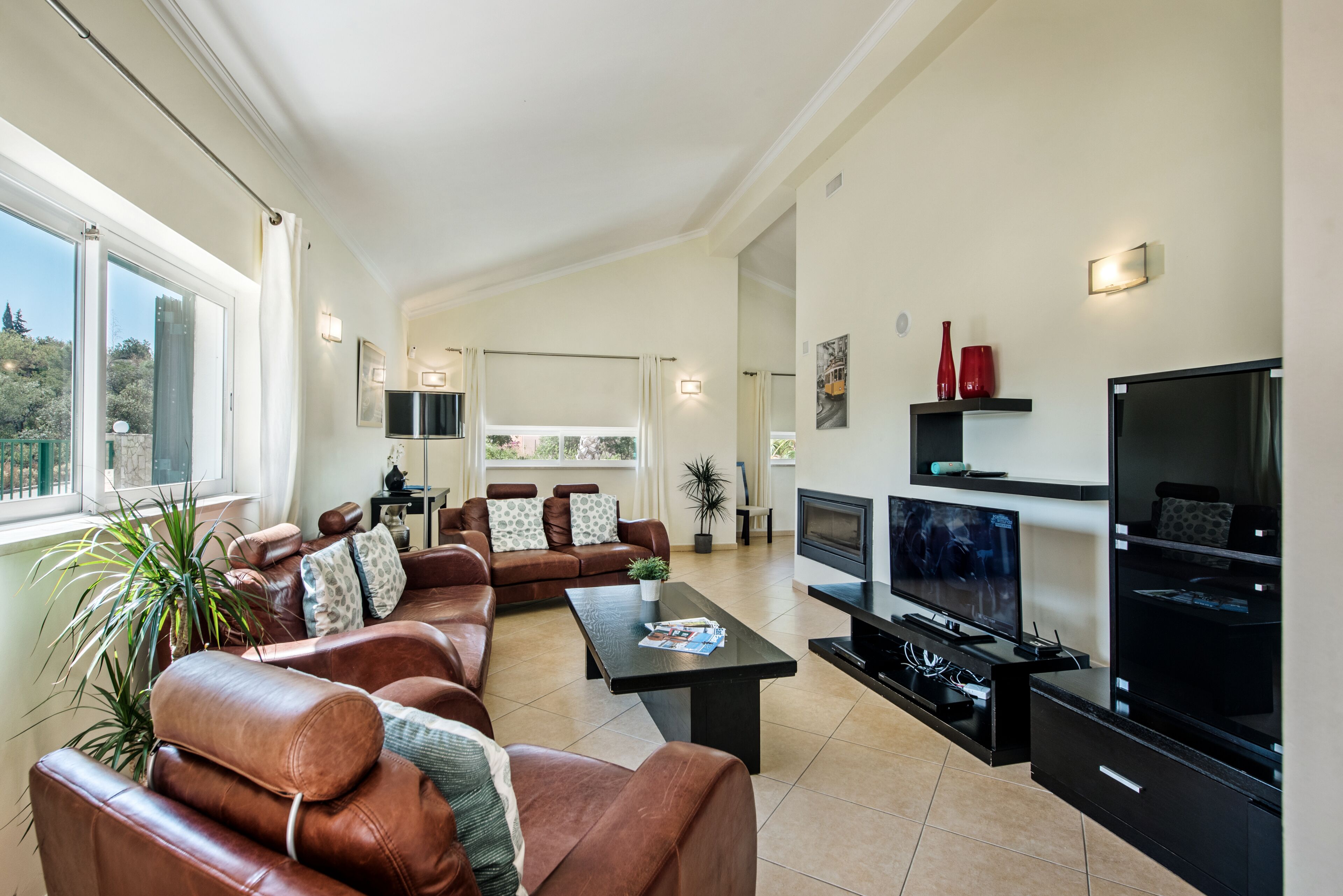 Smart TV, fireplace, DVD player, table football